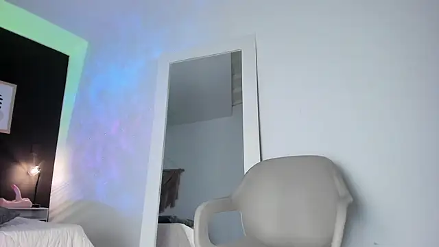 Snapshot of VioletPaket chatting on 03/19/25, 12:15 VioletPaket online show from 03/19/25, 12:15