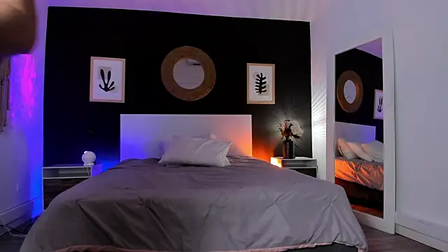 Snapshot of VioletPaket chatting on 09/26/25, 11:47 VioletPaket online show from 09/26/25, 11:47