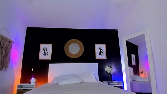 Snapshot of VioletPaket chatting on 10/21/25, 12:17 VioletPaket online show from 10/21/25, 12:17