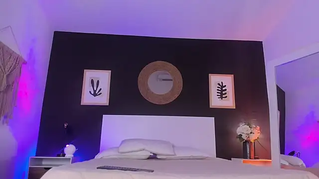 Snapshot of VioletPaket chatting on 10/22/25, 11:43 VioletPaket online show from 10/22/25, 11:43