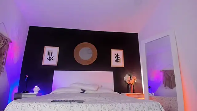 Snapshot of VioletPaket chatting on 10/27/25, 01:48 VioletPaket online show from 10/27/25, 01:48