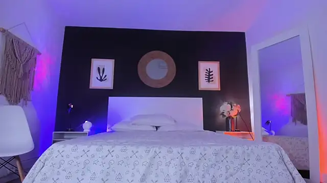 Snapshot of VioletPaket chatting on 10/28/25, 11:36 VioletPaket online show from 10/28/25, 11:36