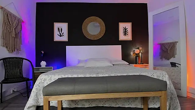 Snapshot of VioletPaket chatting on 11/23/25, 02:17 VioletPaket online show from 11/23/25, 02:17