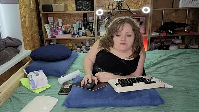 MiniNatalie online show from 12/22/25, 06:21