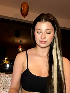 Mia-Minou online show from 10/31/25, 12:11