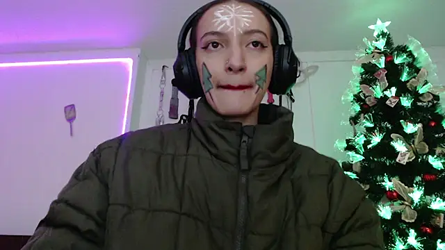 Snapshot of Eloise-brown chatting on 12/17/24, 02:44 Eloise-brown online show from 12/17/24, 02:44