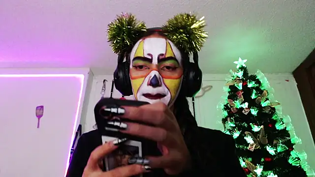 Snapshot of Eloise-brown chatting on 12/28/24, 08:58 Eloise-brown online show from 12/28/24, 08:58