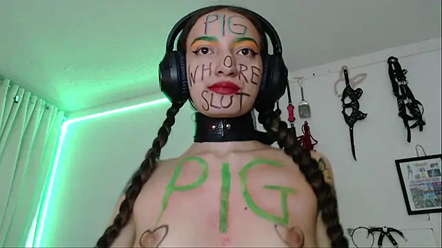 Snapshot of Eloise-brown chatting on 01/22/25, 01:20 Eloise-brown online show from 01/22/25, 01:20