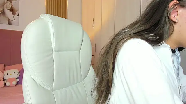 Snapshot of mia_nevaeh chatting on 03/07/25, 09:06 mia nevaeh online show from 03/07/25, 09:06