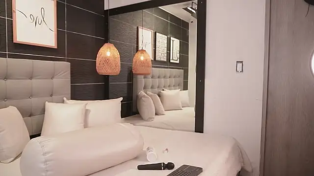 Bella TS  online show from 10/03/25, 10:18