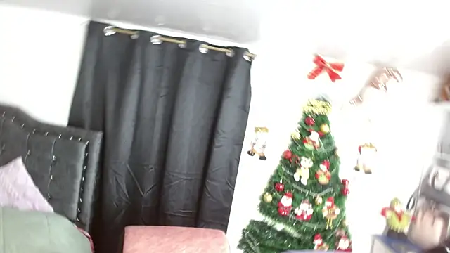 Snapshot of AnnaRosse1 chatting on 12/30/24, 12:32 AnnaRosse1 online show from 12/30/24, 12:32