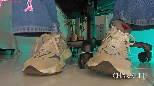 charlotte  grey online show from 12/04/25, 07:55