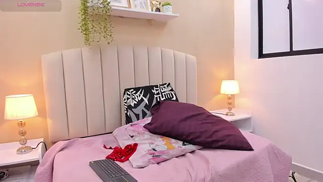 Mia thompson 19 online show from 12/15/25, 07:29