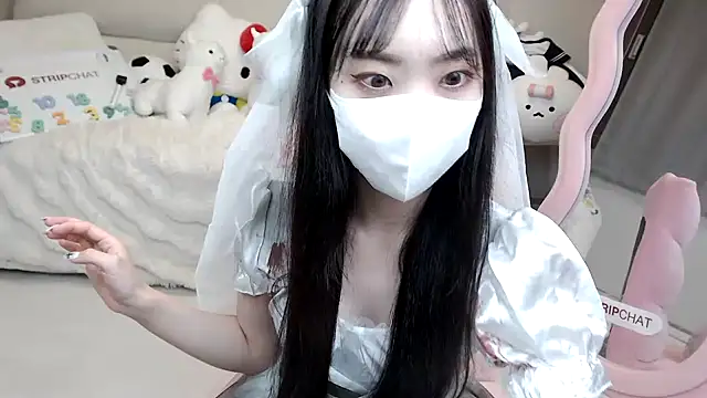 momo room online show from 10/18/25, 11:00