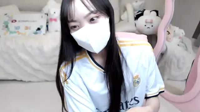 momo room online show from 10/24/25, 10:44