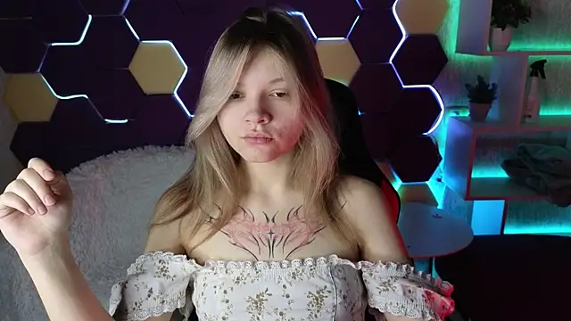 Snapshot of LitaBrom chatting on 12/30/24, 01:15 LitaBrom online show from 12/30/24, 01:15