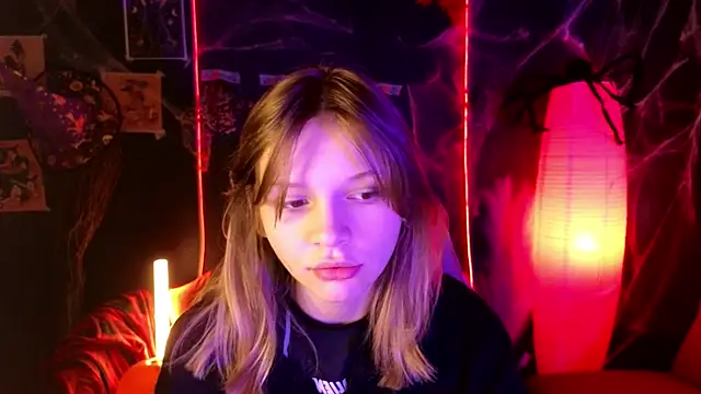 Snapshot of LitaBrom chatting on 10/19/25, 01:39 LitaBrom online show from 10/19/25, 01:39