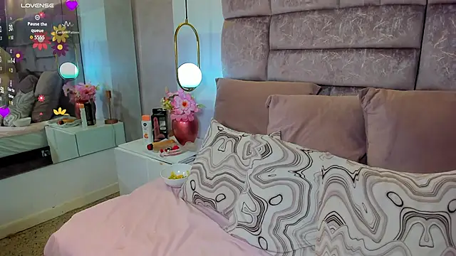 Snapshot of amina_west chatting on 10/19/25, 12:44 amina west online show from 10/19/25, 12:44