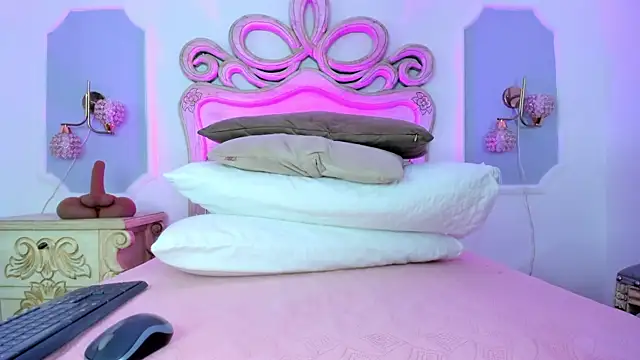 Sara  Williams online show from 12/23/25, 03:48