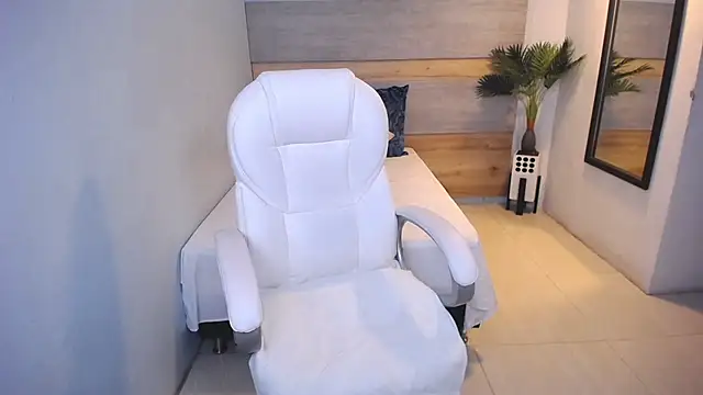 Snapshot of Violetta_rainbow chatting on 12/13/24, 04:00 Violetta rainbow online show from 12/13/24, 04:00