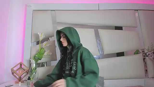 chrystal js online show from 12/10/24, 01:22