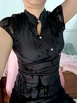 Snapshot of ___Erin___ chatting on 11/12/25, 02:45 Erin online show from 11/12/25, 02:45