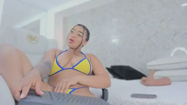 Snapshot of ximena_case chatting on 10/02/25, 12:12 ximena case online show from 10/02/25, 12:12