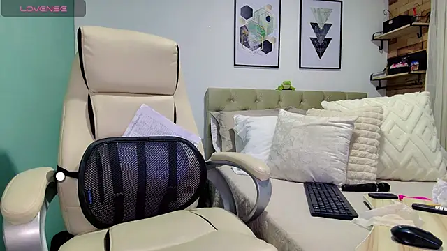 yanella fire online show from 02/10/25, 02:59