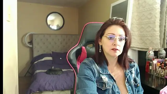 Snapshot of Carol_Scottt chatting on 11/10/25, 04:00 Carol Scottt online show from 11/10/25, 04:00