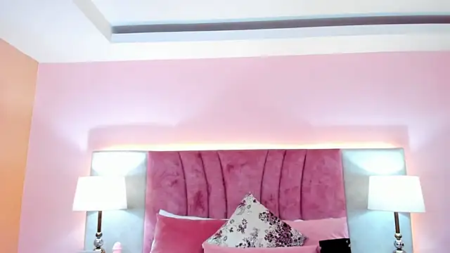 Snapshot of SophiaLaurens chatting on 01/09/25, 01:35 SophiaLaurens online show from 01/09/25, 01:35