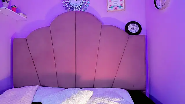 ValeriaAguilar online show from 10/31/25, 08:43