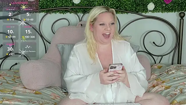 Snapshot of siennaxluxx chatting on 05/08/26, 02:39 siennaxluxx online show from 05/08/26, 02:39