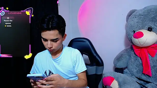 OwenBluee online show from 04/19/26, 02:11