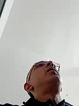 Snapshot of paisa233 chatting on 09/30/25, 12:21 paisa233 online show from 09/30/25, 12:21