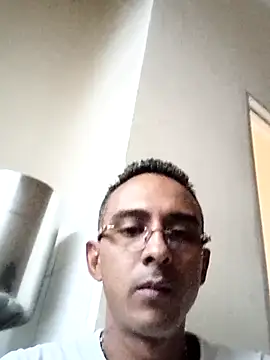 Snapshot of paisa233 chatting on 11/12/25, 05:24 paisa233 online show from 11/12/25, 05:24