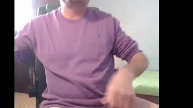 Snapshot of tuttiluss44 chatting on 03/13/25, 08:37 tuttiluss44 online show from 03/13/25, 08:37