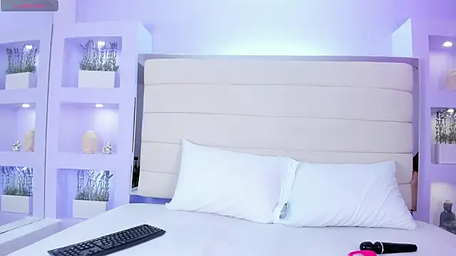 HelenaRoos online show from 11/13/25, 07:57