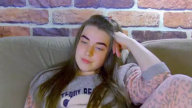 Sofia Hugs online show from 05/08/26, 06:02