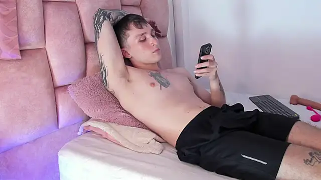 Dylanwhite23  online show from 03/21/25, 06:49