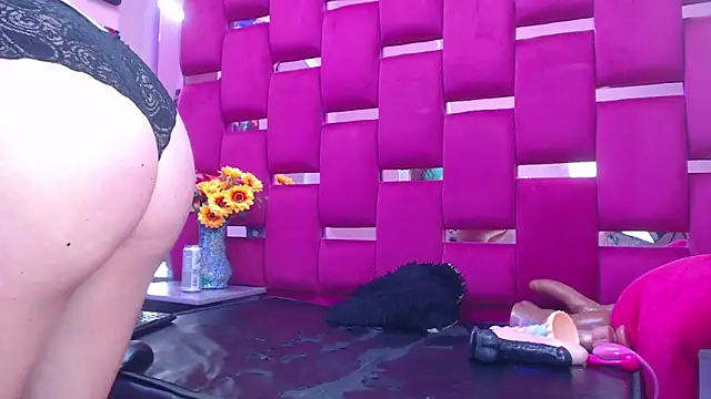 Snapshot of Lya_Anal chatting on 10/20/25, 08:20 Lya Anal online show from 10/20/25, 08:20