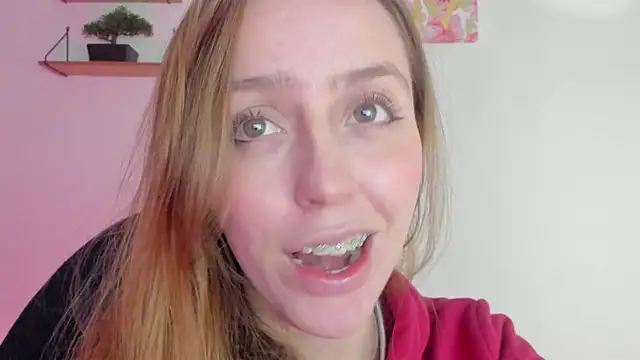 Snapshot of SofiaGc chatting on 12/17/24, 02:44 SofiaGc online show from 12/17/24, 02:44