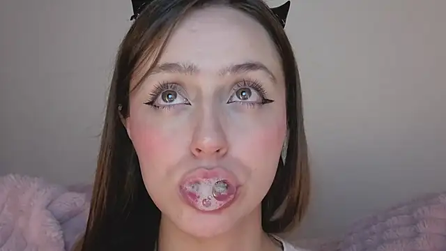 Snapshot of SofiaGc chatting on 11/13/25, 04:44 SofiaGc online show from 11/13/25, 04:44