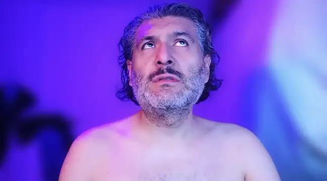 Snapshot of BushBator chatting on 01/04/25, 07:55 BushBator online show from 01/04/25, 07:55