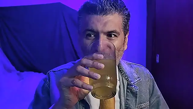 Snapshot of BushBator chatting on 09/20/25, 06:58 BushBator online show from 09/20/25, 06:58