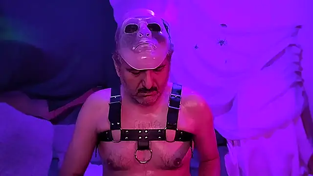 Snapshot of BushBator chatting on 10/19/25, 07:42 BushBator online show from 10/19/25, 07:42