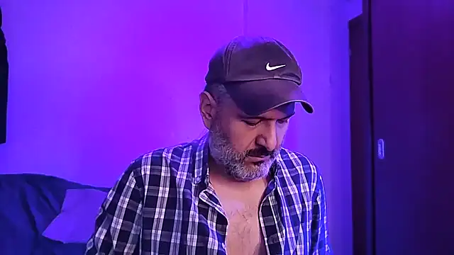 Snapshot of BushBator chatting on 11/14/25, 05:17 BushBator online show from 11/14/25, 05:17