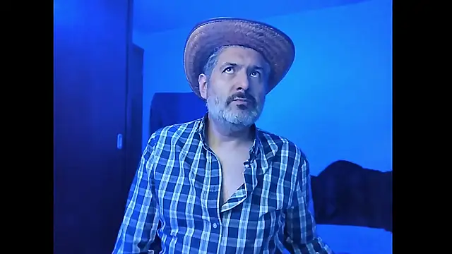 Snapshot of BushBator chatting on 12/15/25, 06:39 BushBator online show from 12/15/25, 06:39