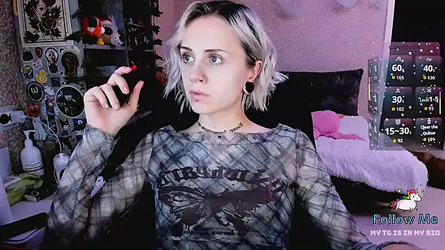 Snapshot of NaniMoore chatting on 11/15/25, 08:27 NaniMoore online show from 11/15/25, 08:27