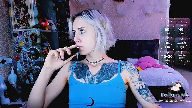 Snapshot of NaniMoore chatting on 11/28/25, 08:22 NaniMoore online show from 11/28/25, 08:22