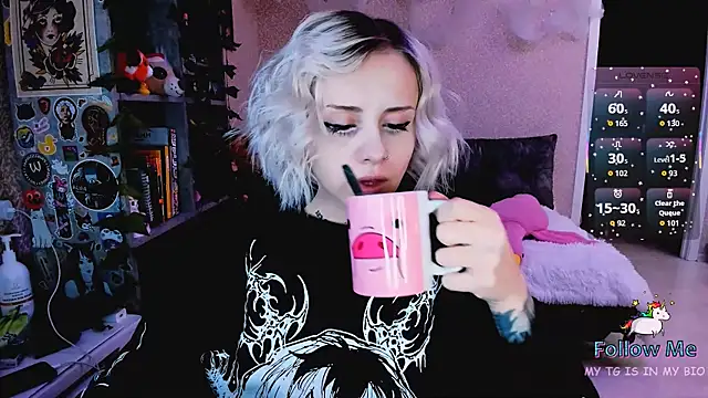 Snapshot of NaniMoore chatting on 11/30/25, 08:35 NaniMoore online show from 11/30/25, 08:35